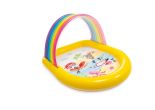 Regenboog zwembad met watersproeiers