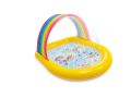 Regenboog zwembad met watersproeiers